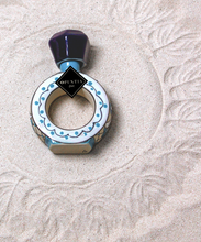 Cargar imagen en el visor de la galería, Licorera de cerámica en forma de anillo | Pintadas a mano
